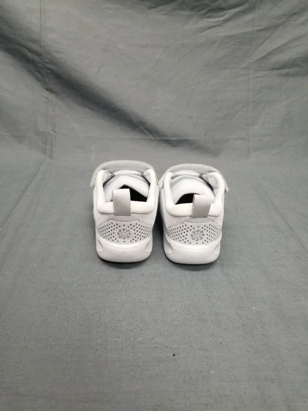 Nike Toddlers Omni Multi-Court Low Sneakers Slip-On White Size 7 NEW IN BOX!